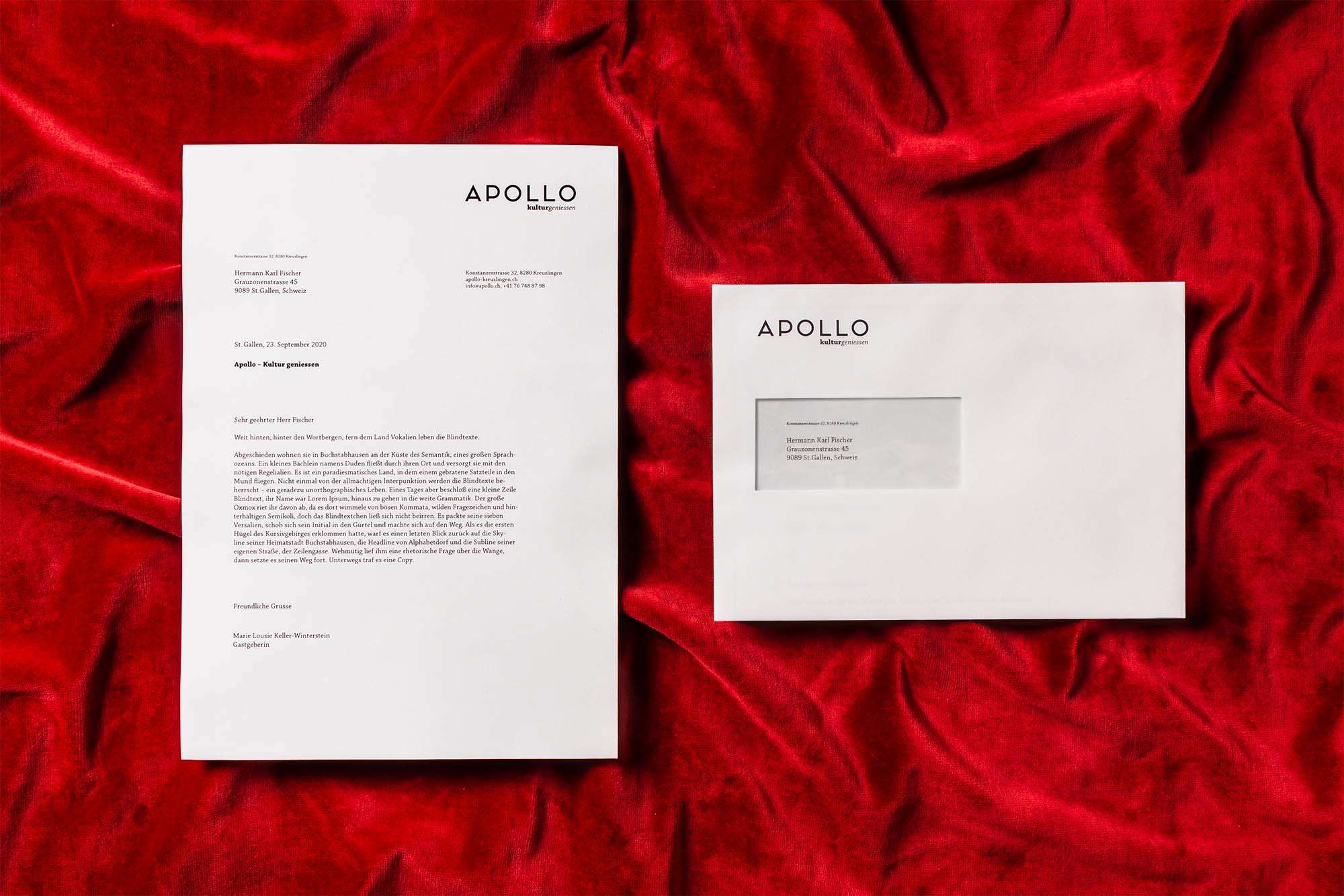 Briefpapier und Umschlag auf rotem Sametsoff.