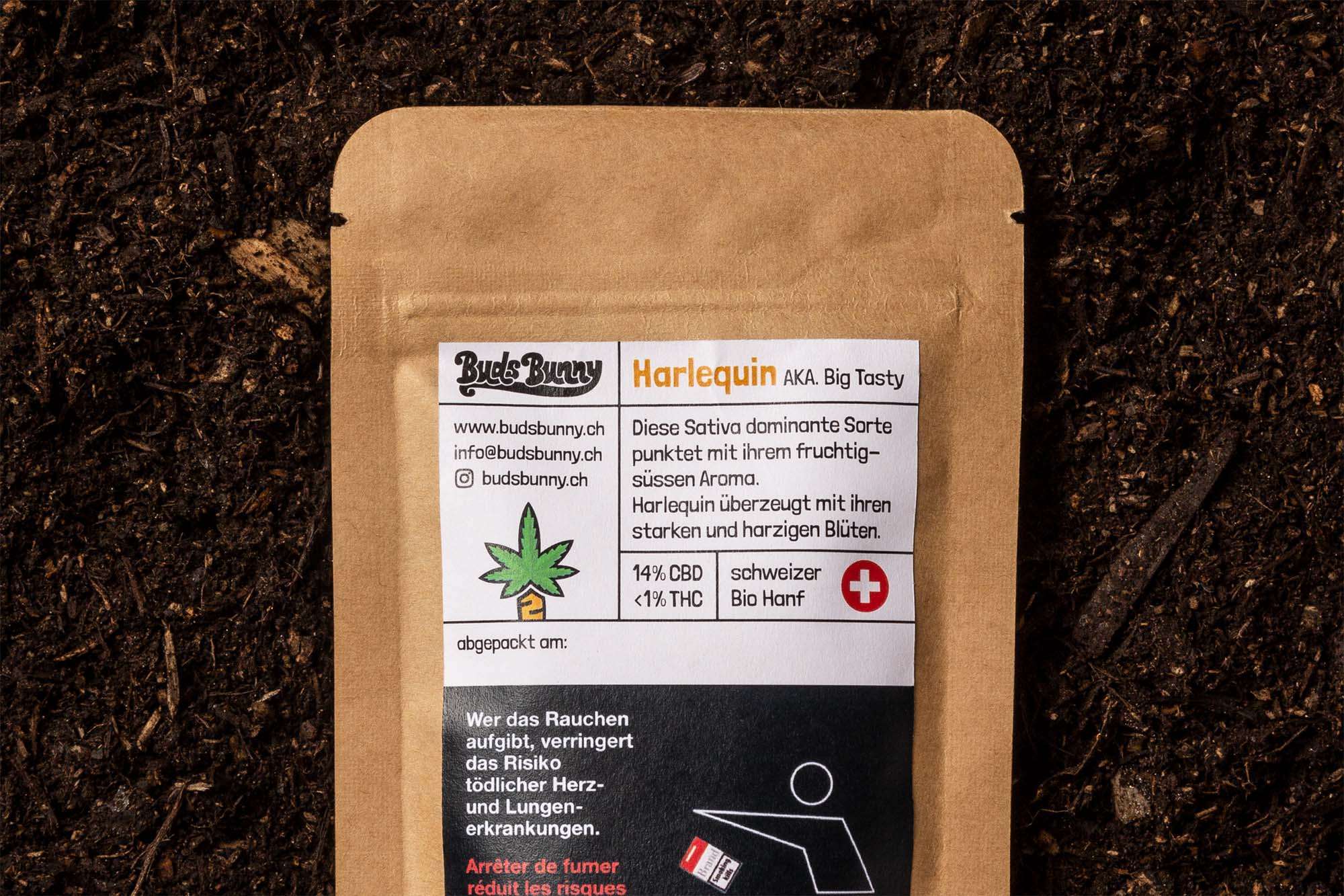 Detailaufnahme der Rückseite einer Verpackung auf Erde.