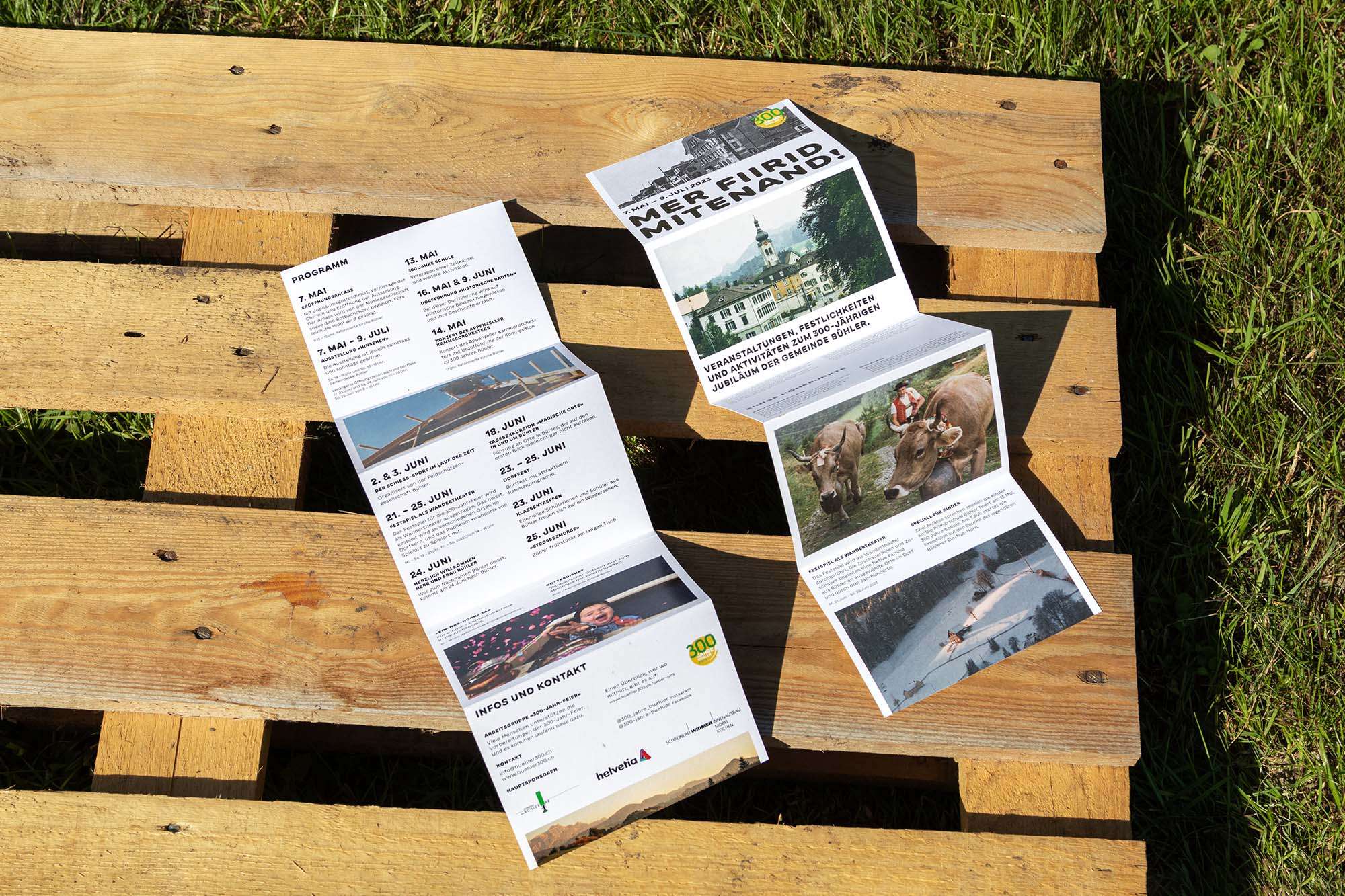 Leporello-Flyer im Format A5 auf einer Europalette.
