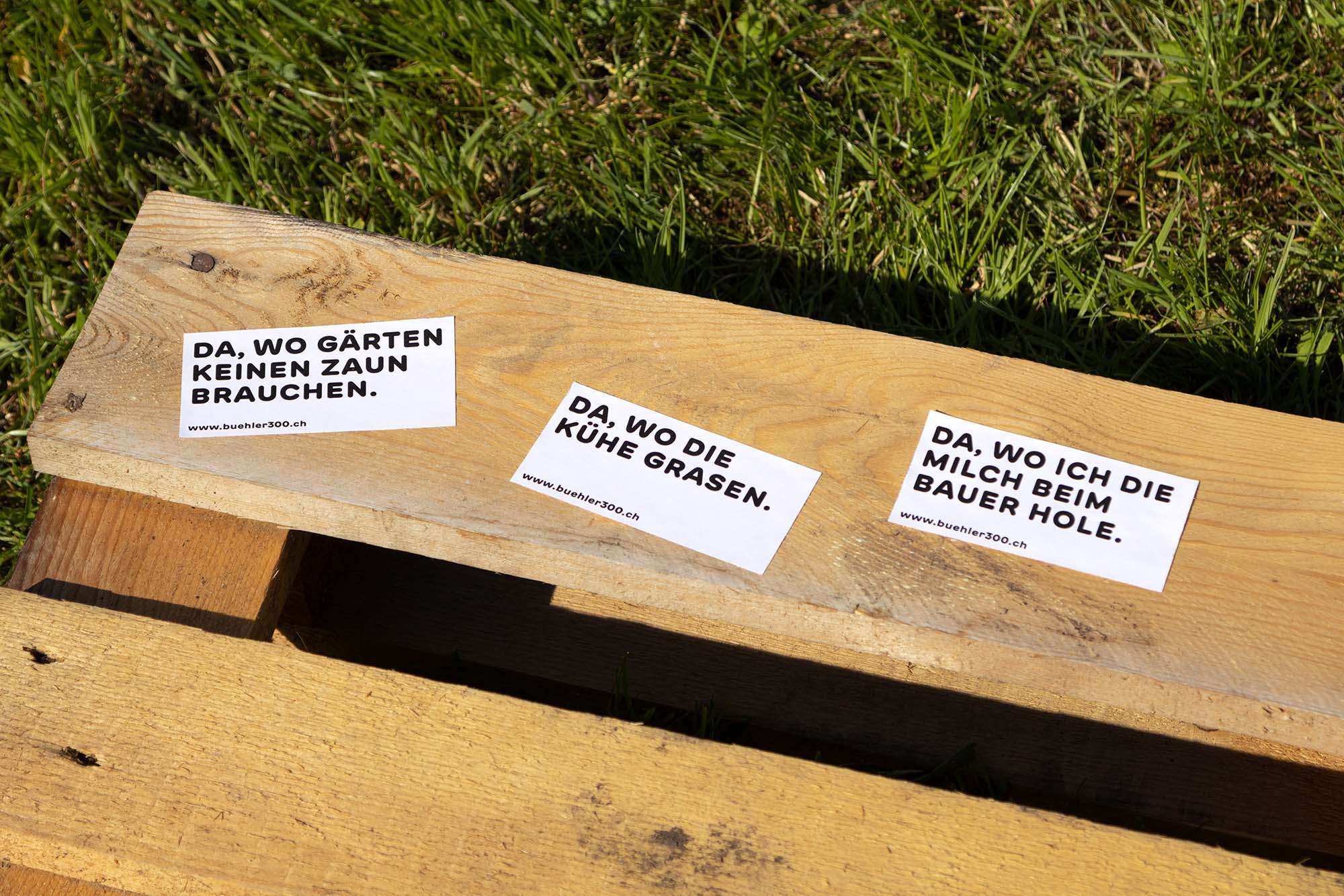 Drei Sticker auf einer Europalette.