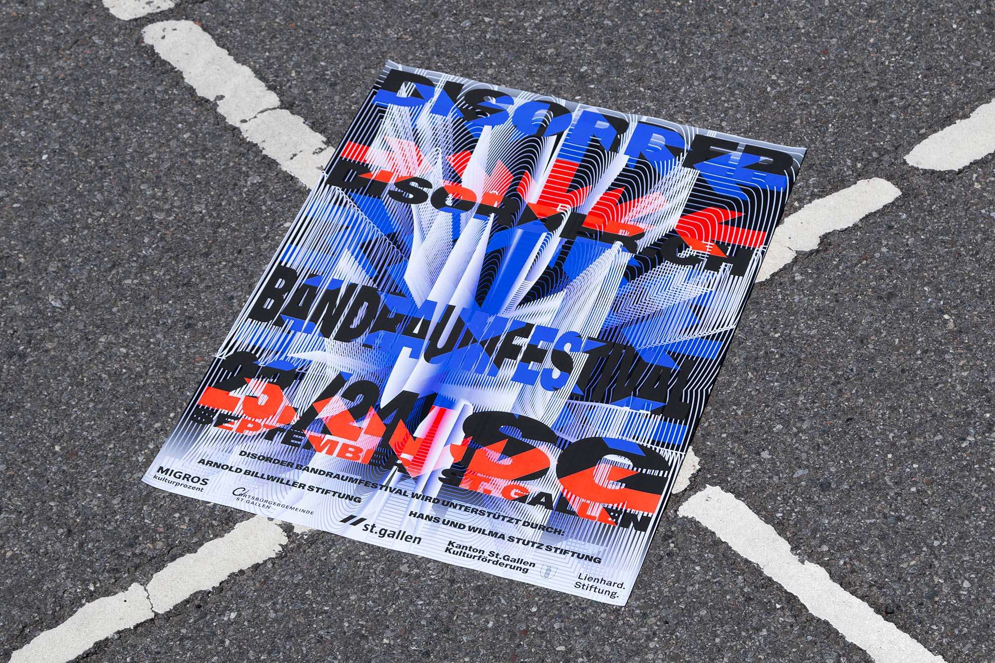 Plakat im Format A2 auf dem Zeughausplatz in Teufen AR.