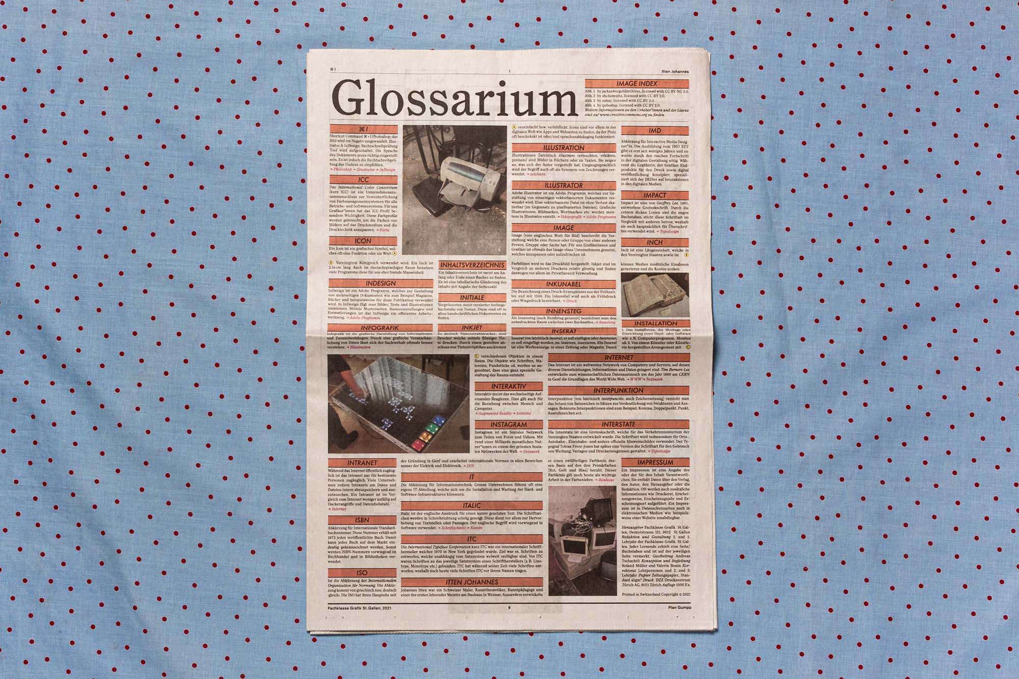 Ganze Zeitungsseite auf blau/rot gepunktetem Stoff.