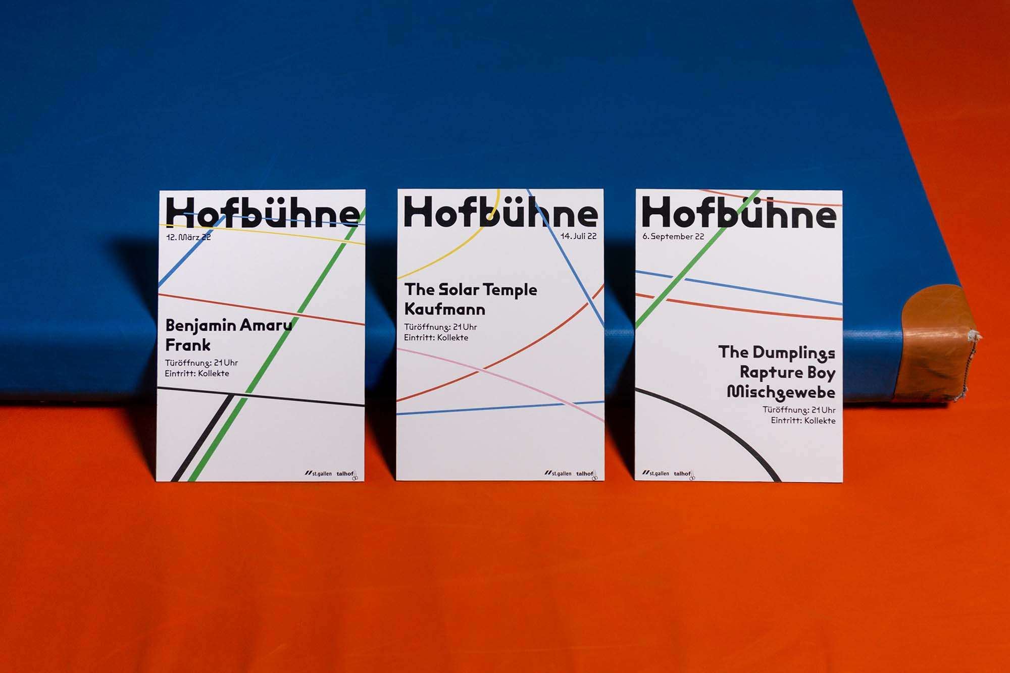 Drei Flyer im Format A5 auf zwei Turnmatten.