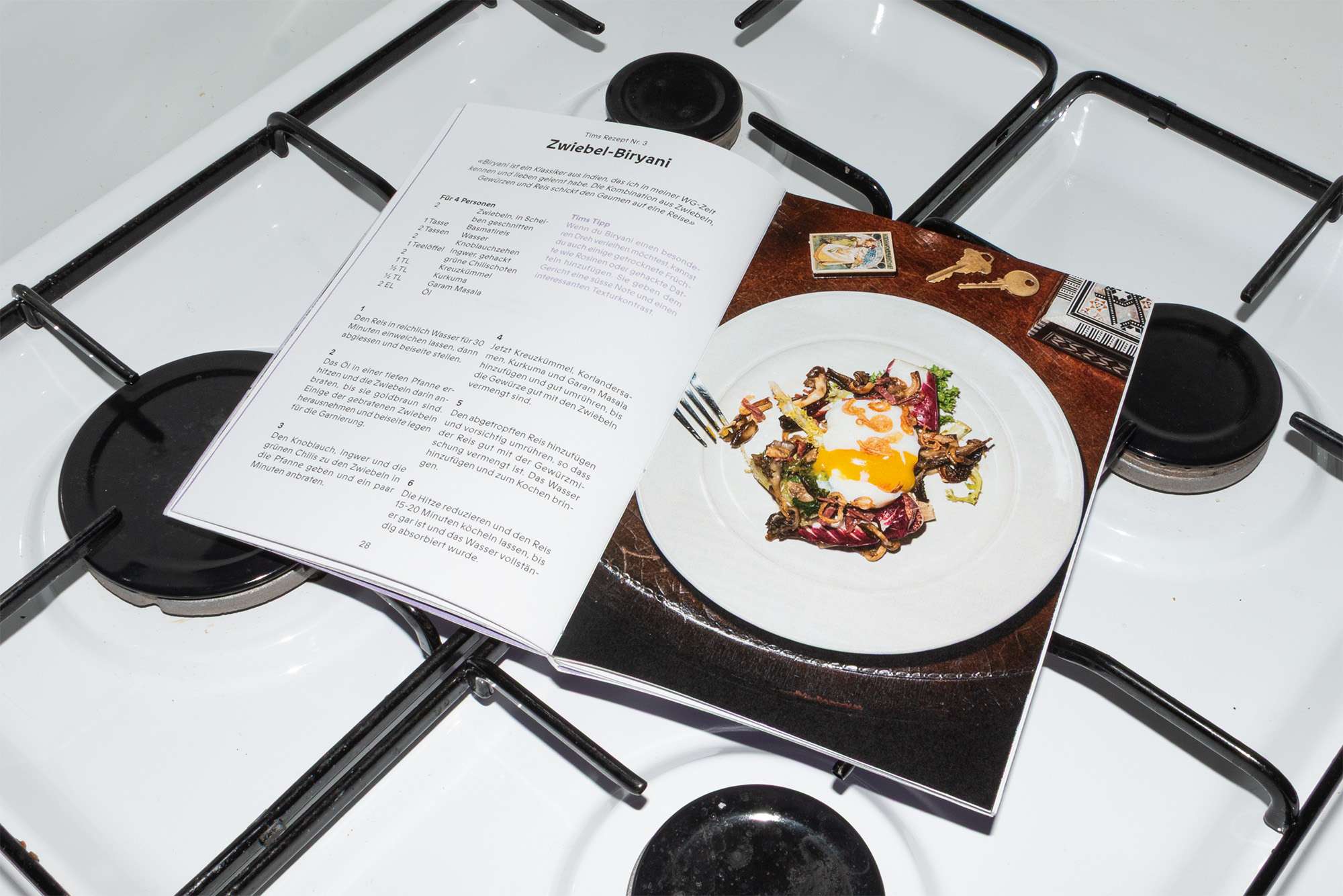 Doppelseite mit Rezept und Fotografie auf einem Herd.